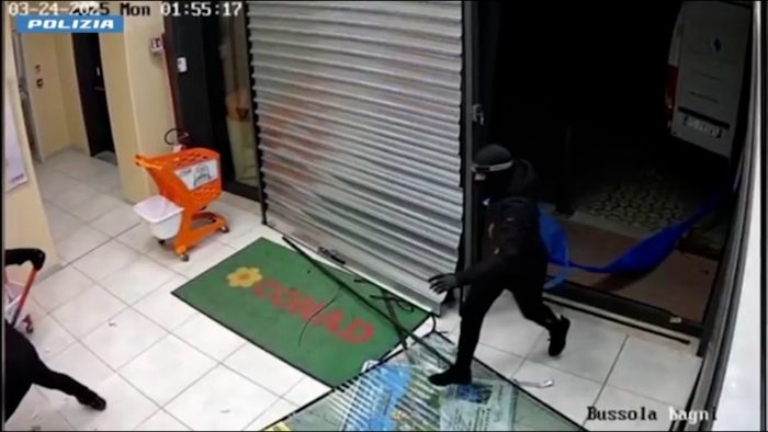 Siena, individuati quattro presunti autori di furti con “spaccata”. Un arresto per documenti falsi