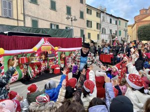 'L’Incanto del Natale’, si accende a Sinalunga con spettacoli di magia e marionette, cori gospel, mercatini, Babbo Natale e il Grinch