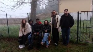 “Tu Sei Qui”, inaugurata la panchina progettata dagli studenti del Caselli: un simbolo di creatività e comunità