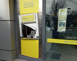 Poggibonsi, assalto nella notte alle Poste di Staggia Senese: due boati svegliano la frazione, indagini in corso