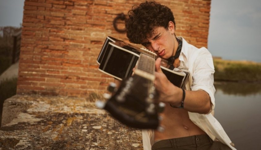 "Torna prima", il debutto in musica del giovane cantautore di Poggibonsi Pietro Calabrese