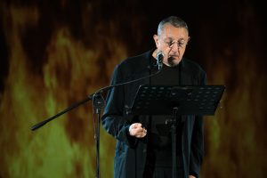 Valdichiana 2025, al Teatro Caos di Chianciano Terme va in scena "Felicità turbate", piéce teatrale di Sandro Lombardi