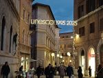 Siena celebra i 30 anni dal riconoscimento UNESCO: accesa la scritta luminosa dedicata al centro storico
