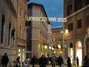 Siena celebra i 30 anni dal riconoscimento UNESCO: accesa la scritta luminosa dedicata al centro storico