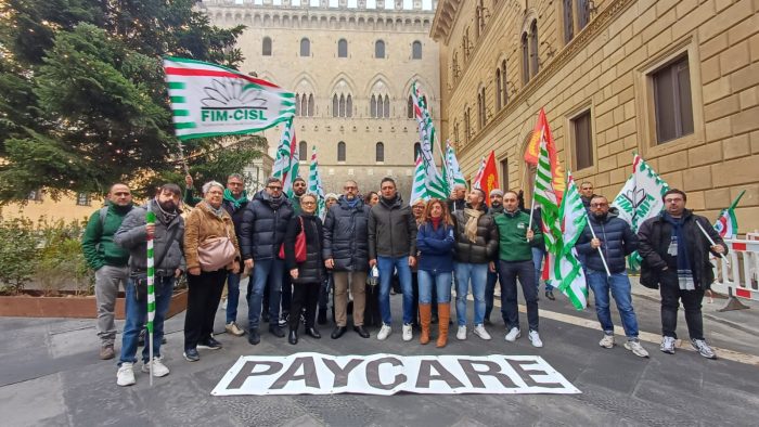 Siena, dal presidio PayCare l’appello di sindaci e sindacati: "Confindustria alzi la voce. Non possiamo lasciare che le multinazionali scappino"