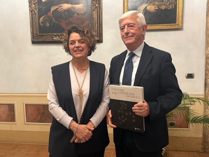 Fondazione Mps: presentato il volume "I tesori delle Contrade di Siena - Le sedi museali"