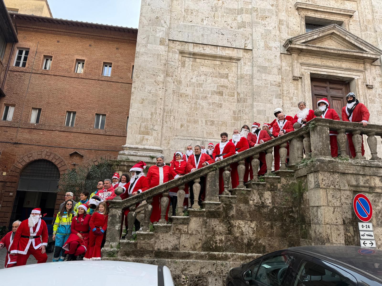 Siena, Babbi Natale in moto in visita ai bambini senesi al Meyer