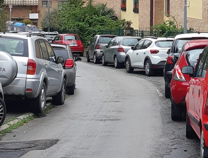 Siena, auto ovunque bloccano via Bonci