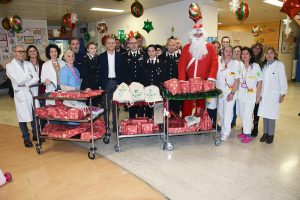 Aou Senese, il Babbo Natale dei Carabinieri porta regali e sorprese ai bambini ricoverati