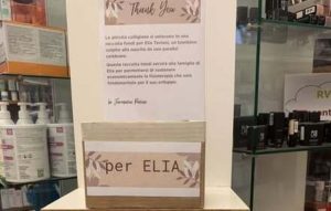 Colle Val d'Elsa, rubata la cassetta delle offerte per il piccolo Elia alla Farmacia Pacini. Indignazione di tutta la comunità