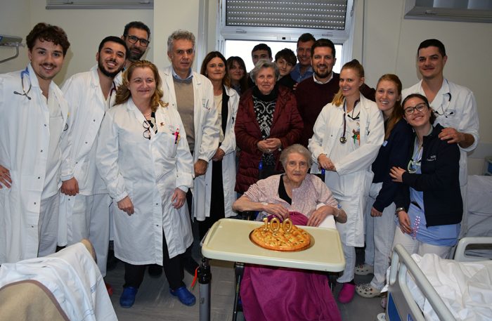 Siena, compie 100 anni in ospedale, festa a sorpresa per la paziente Natalia Tiberi