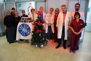 Aou Senese, la generosit&agrave; di ACOS per i pazienti delle Medicine interne, consegnati pensieri e doni di Natale