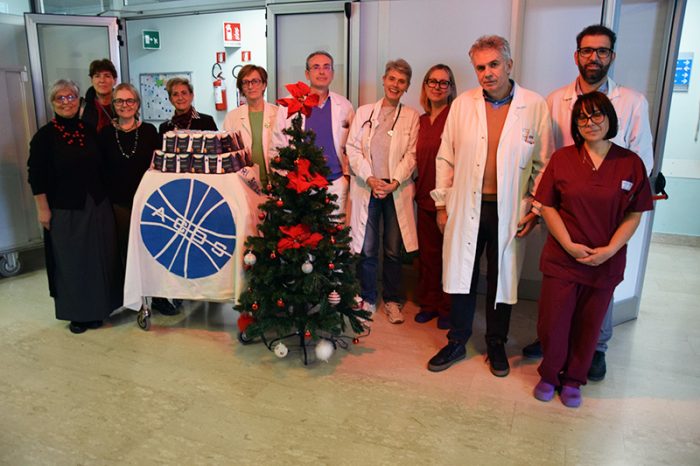 Aou Senese, la generosit&agrave; di ACOS per i pazienti delle Medicine interne, consegnati pensieri e doni di Natale