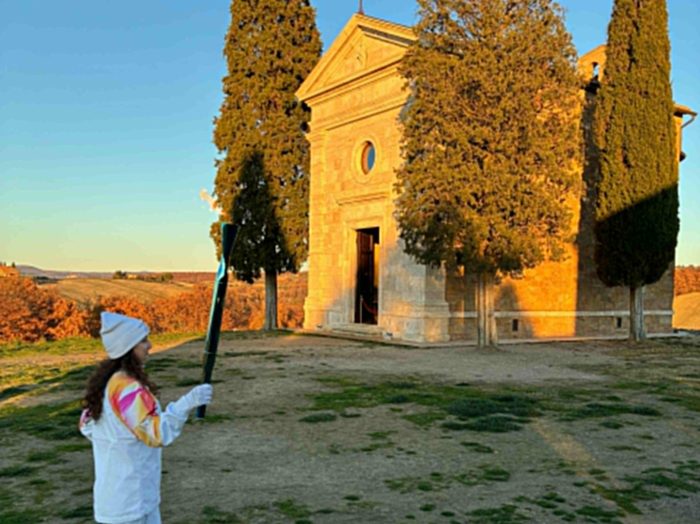 San Quirico d'Orcia, la Fiaccola Olimpica passa dalla cappella della Madonna di Vitaleta