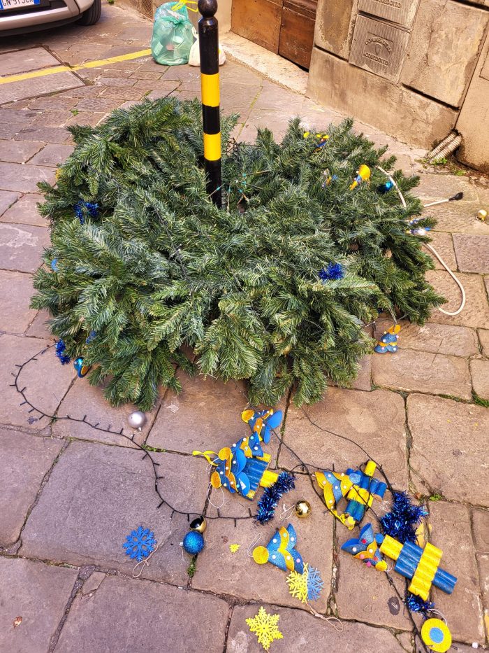 Contrada della Tartuca, rubato e danneggiato l'albero di Natale