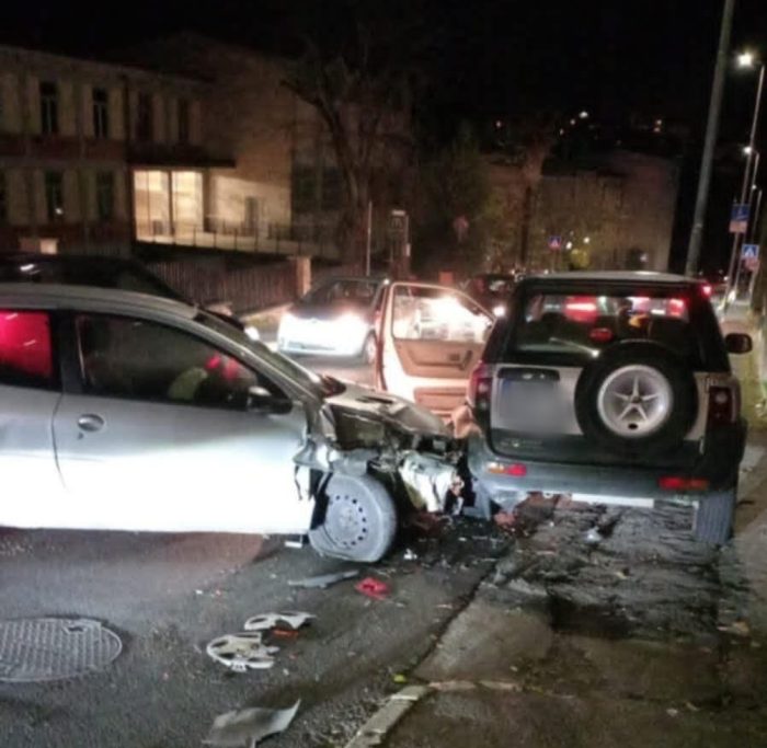 Siena, incidente in via Cesare Battisti: auto piomba a tutta velocità, salvi per miracolo