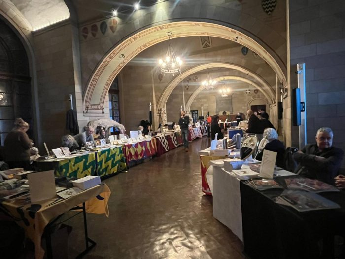 Siena, un trionfo di memoria e cultura: la mostra sull’editoria contradaiola incanta la Sala delle Lupe