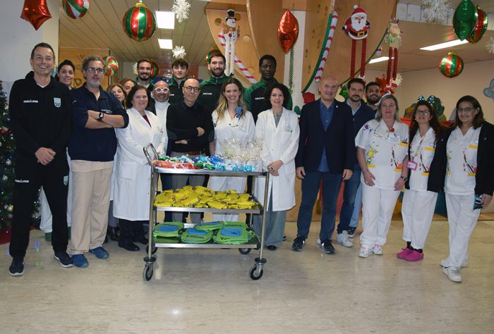 La Mens Sana Basketball porta i suoi regali di Natale ai piccoli pazienti delle Scotte