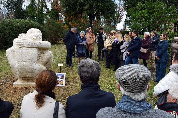 Siena, inaugurato restauro statua &ldquo;L&rsquo;abbraccio&rdquo;, in ricordo di Lisa Serafini all&rsquo;interno del parco del lotto 4