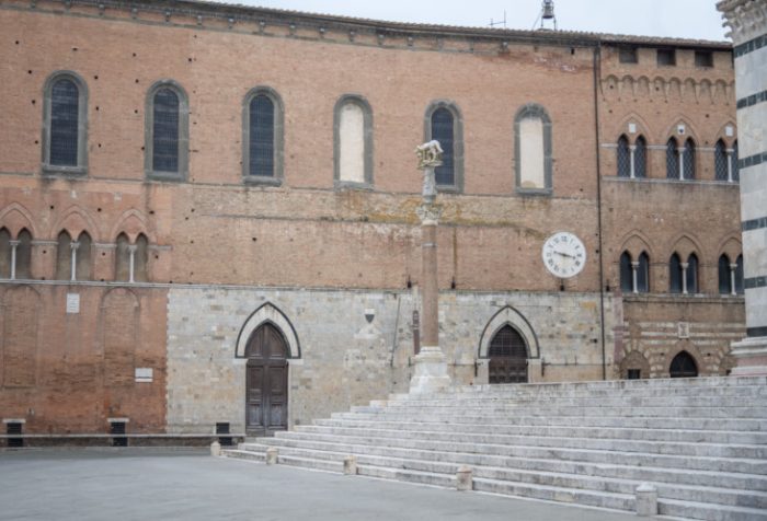 Siena: Santa Maria della Scala, via libera alla progettazione per il restauro delle sedute esterne