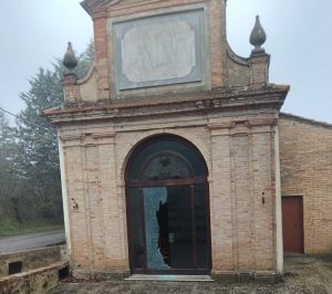 Colpo al Santuario di Chiusdino: porta sfondata nella notte