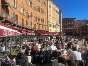 Siena, folla di turisti in citt&agrave;: attesa per i grandi eventi di fine anno