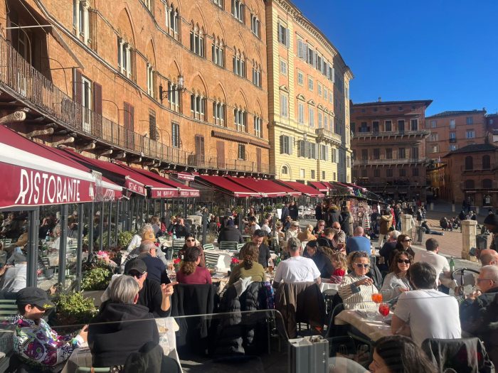 Siena, folla di turisti in citt&agrave;: attesa per i grandi eventi di fine anno