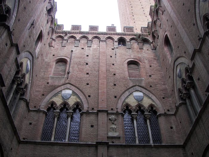 Siena, manutenzione ai dissuasori nel Cortile del Podest&agrave;