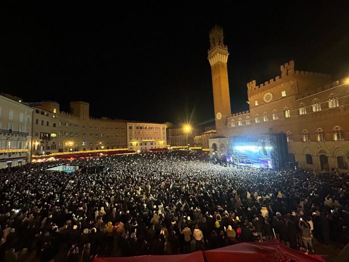 Siena, Capodanno super: Piazza del Campo travolta da 30 mila persone in festa