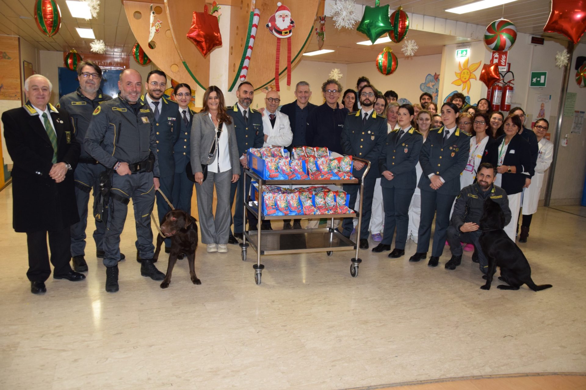 Siena, la Befana della Guardia di Finanza porta sorrisi e allegria ai piccoli pazienti delle Scotte