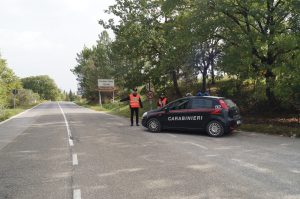 Ubriaco lancia sedie, danneggia un locale e aggredisce i carabinieri: 19enne arrestato a Chianciano