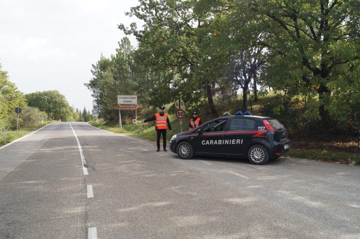 Ubriaco lancia sedie, danneggia un locale e aggredisce i carabinieri: 19enne arrestato a Chianciano