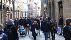 Saldi e ritorno al negozio sotto casa: a Siena vince il valore del rapporto umano
