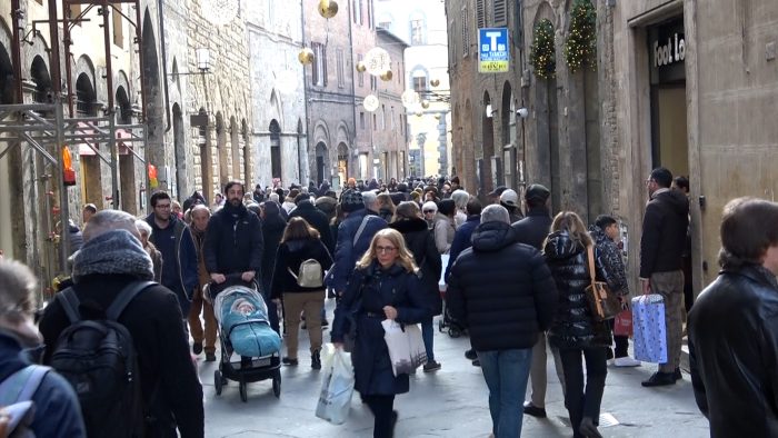 Saldi e ritorno al negozio sotto casa: a Siena vince il valore del rapporto umano