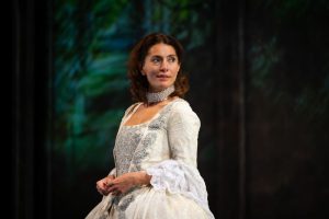 Teatri di Siena, Caterina Murino illumina &ldquo;La vedova scaltra&rdquo; di Goldoni