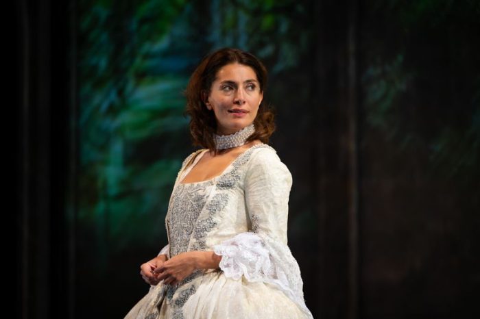 Teatri di Siena, Caterina Murino illumina &ldquo;La vedova scaltra&rdquo; di Goldoni