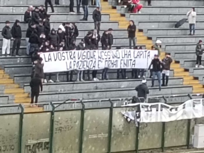 Caos Siena Calcio, striscione dei tifosi contro la propriet&agrave;. Bellazzini non &egrave; in panchina