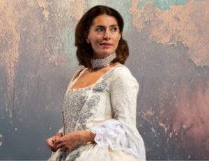 Successo a Siena per La Vedova Scaltra, la protagonista Caterina Murino: "Goldoni parlava gi&agrave; alle donne di oggi"