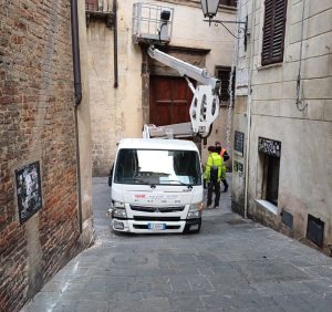Siena, stava rimuovendo le luminarie, ma il mezzo si &egrave; sfrenato: paura in via Monna Agnese