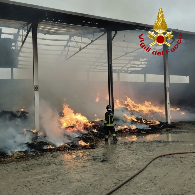 Asciano, fiamme in un capannone di rotoballe in Pian delle Cortine