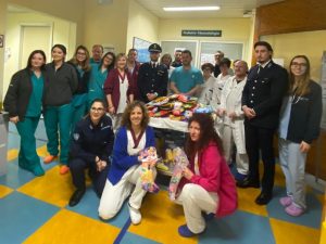 La Polizia Penitenziaria di Siena dona calze e sorrisi ai piccoli pazienti di Campostaggia
