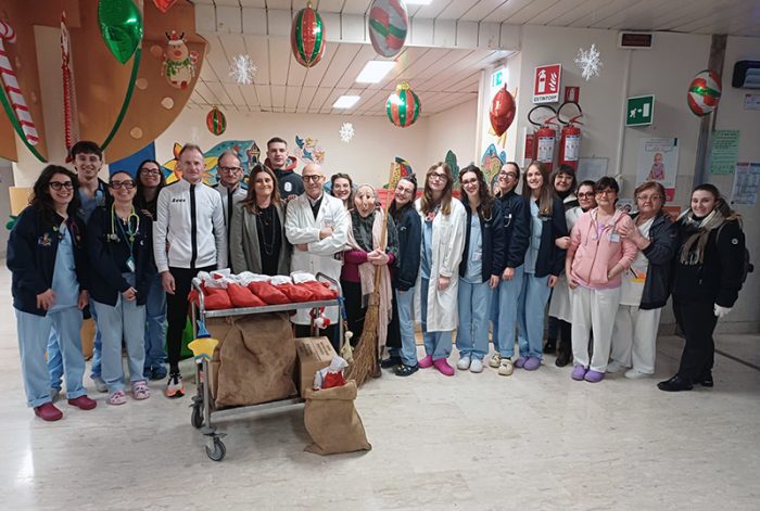 La Befana arriva &ldquo;a corsa&rdquo; all&rsquo;Aou Senese: calze e regali per i piccoli pazienti dalla societ&agrave; di podismo Virtus Chianciano