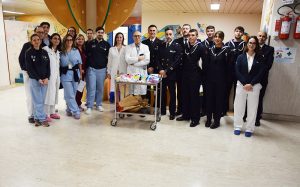 Ospedale Le Scotte, la Guardia Costiera porta libri, giochi e materiale didattico ai piccoli pazienti della pediatria