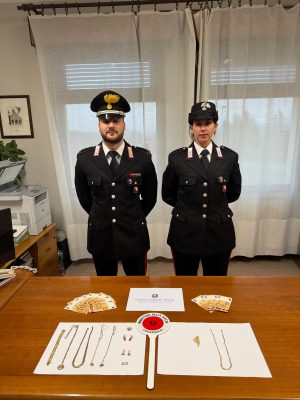 Tecnica del finto carabiniere: restituita refurtiva alle vittime