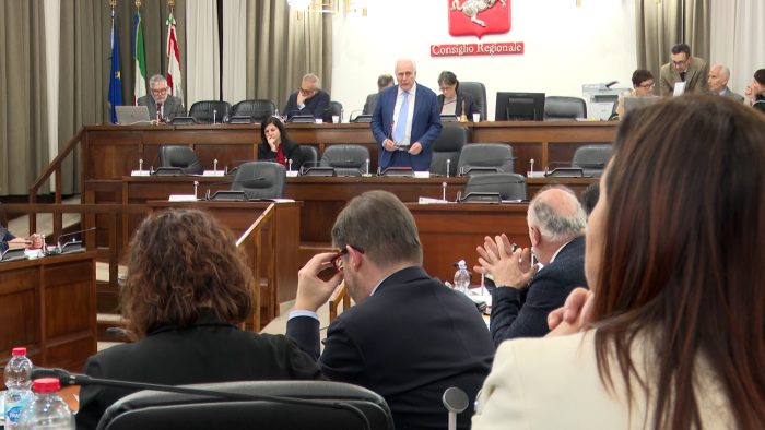 Statuto Toscana, via libera a modifica in prima lettura: entrano diritto alla felicit&agrave; e connettivit&agrave;. Scontro sul nono assessore