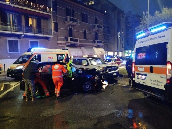 Siena, incidente alla rotatoria di Palazzo Diavoli. Chiuso accesso per strada di Marciano e Cappuccini