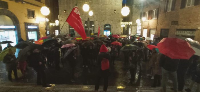 Venezuela, presidio per la pace a Siena: un centinaio in piazza sotto la pioggia