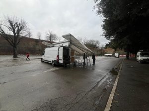 Maltempo a Siena, mercato quasi deserto: banchi bloccati da vento e pioggia