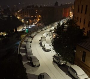 Siena si sveglia con la neve, scuole chiuse