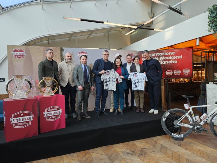 Strade Bianche, presentata l'edizione 2026. Tutto pronto per l'arrivo di Pogacar e dei big del ciclismo